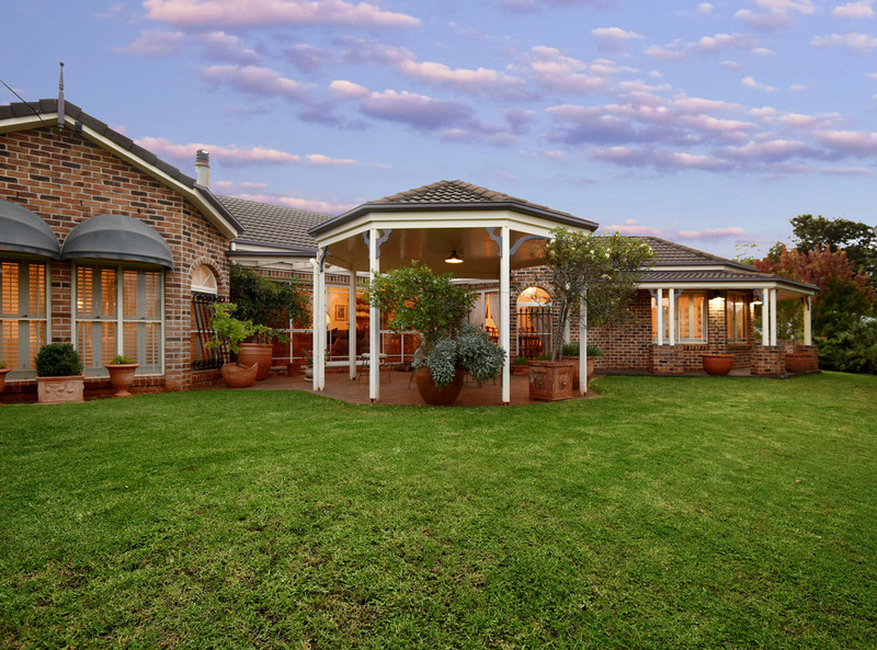 2 Emerald Court, MIDDLE RIDGE QLD 4350