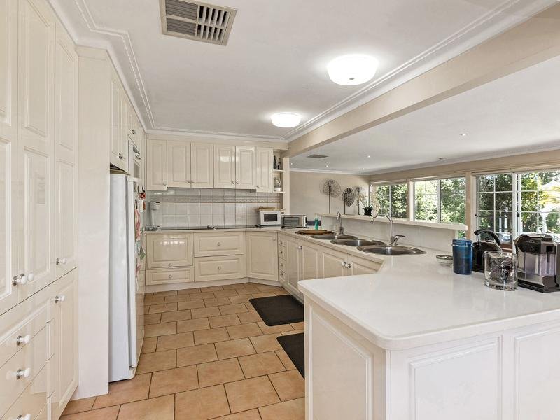 1 Drake Court AVONDALE HEIGHTS - Residential for sale
