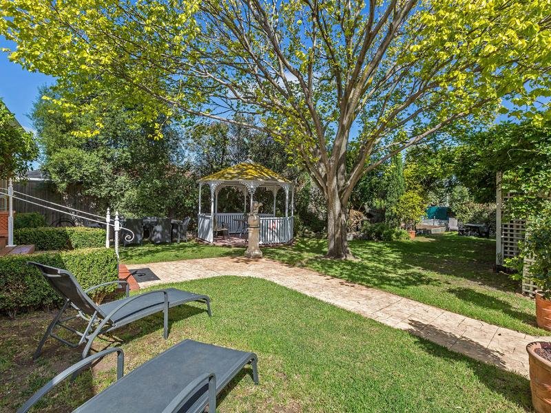 1 Drake Court AVONDALE HEIGHTS - Residential for sale