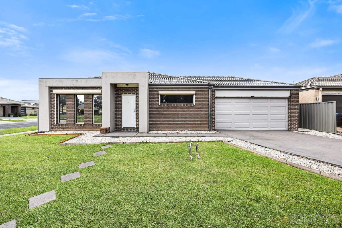 1 Pilmer Place Cranbourne East - Residential for sale