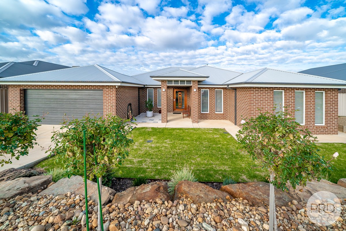 11 Whitten Avenue, BOOROOMA NSW 2650