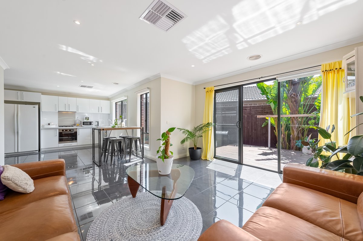 1 / 16 Mermaid Crescent Wyndham Vale - Residential for sale