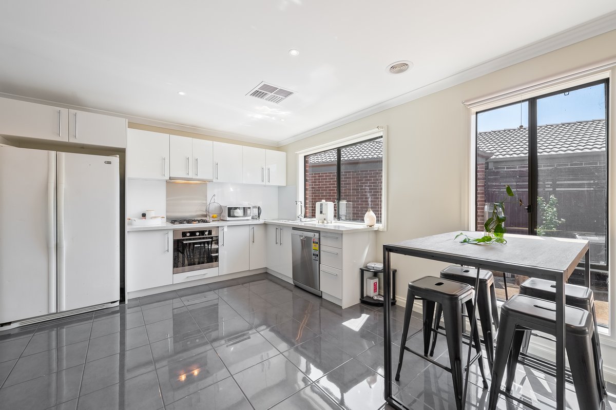 1 / 16 Mermaid Crescent Wyndham Vale - Residential for sale