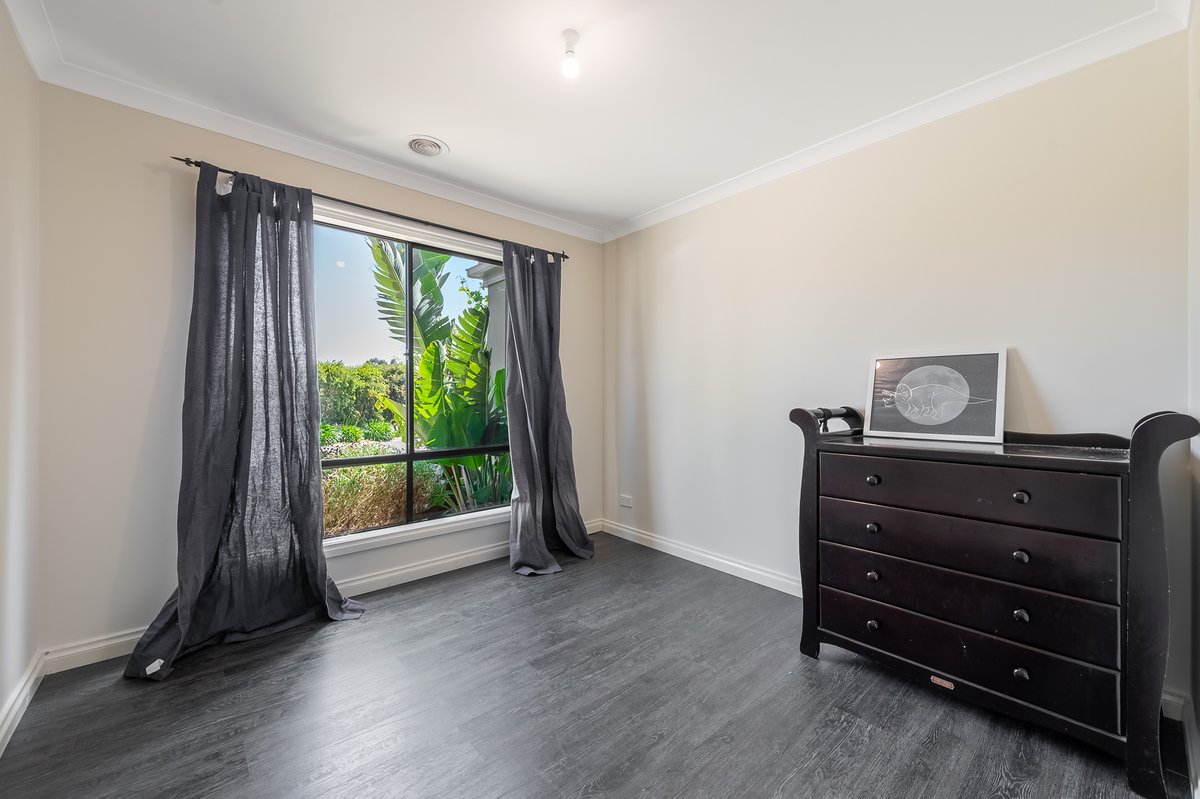1 / 16 Mermaid Crescent Wyndham Vale - Residential for sale