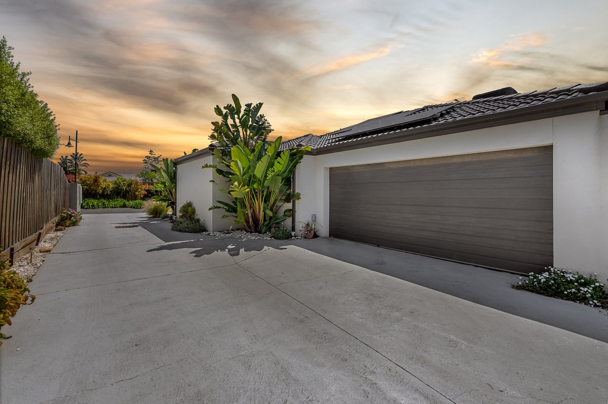 1 / 16 Mermaid Crescent Wyndham Vale - Residential for sale