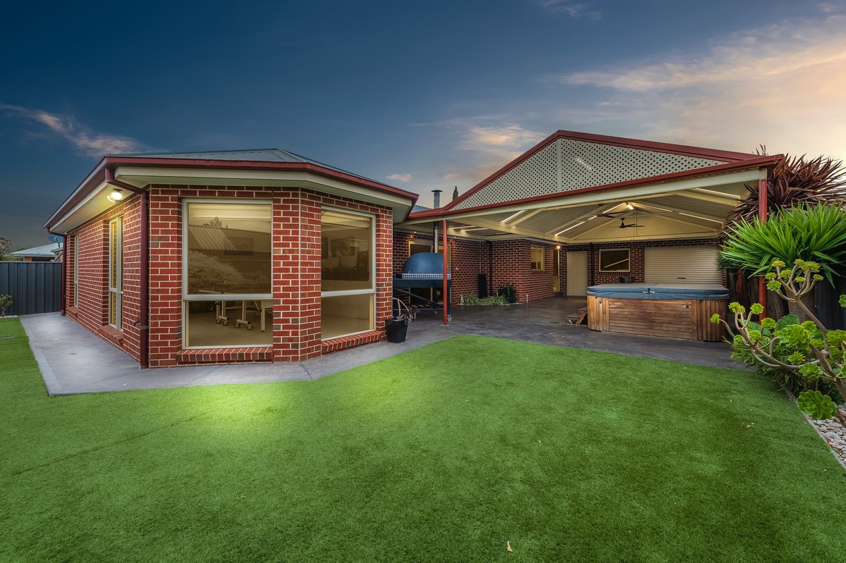 12 Peppermint Crescent Manor Lakes - Residential for sale
