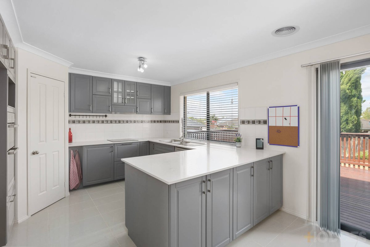 127 Robinswood Parade Narre Warren South - Residential for sale
