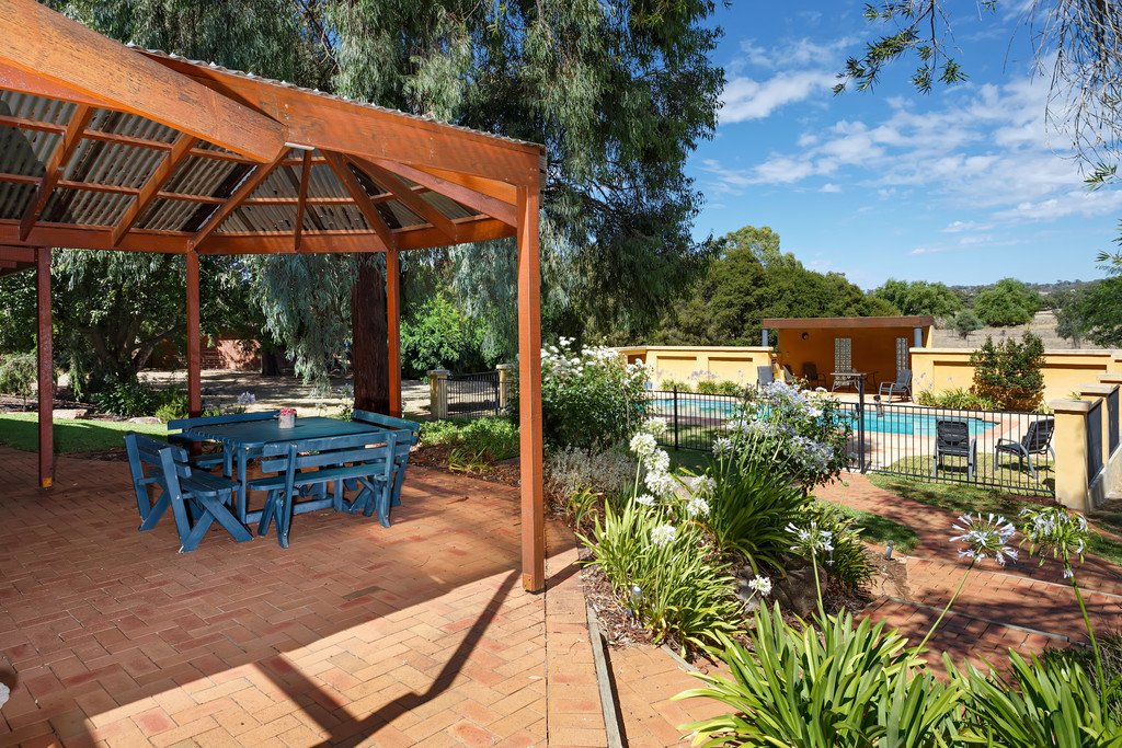 15 Maple Road, LAKE ALBERT NSW 2650
