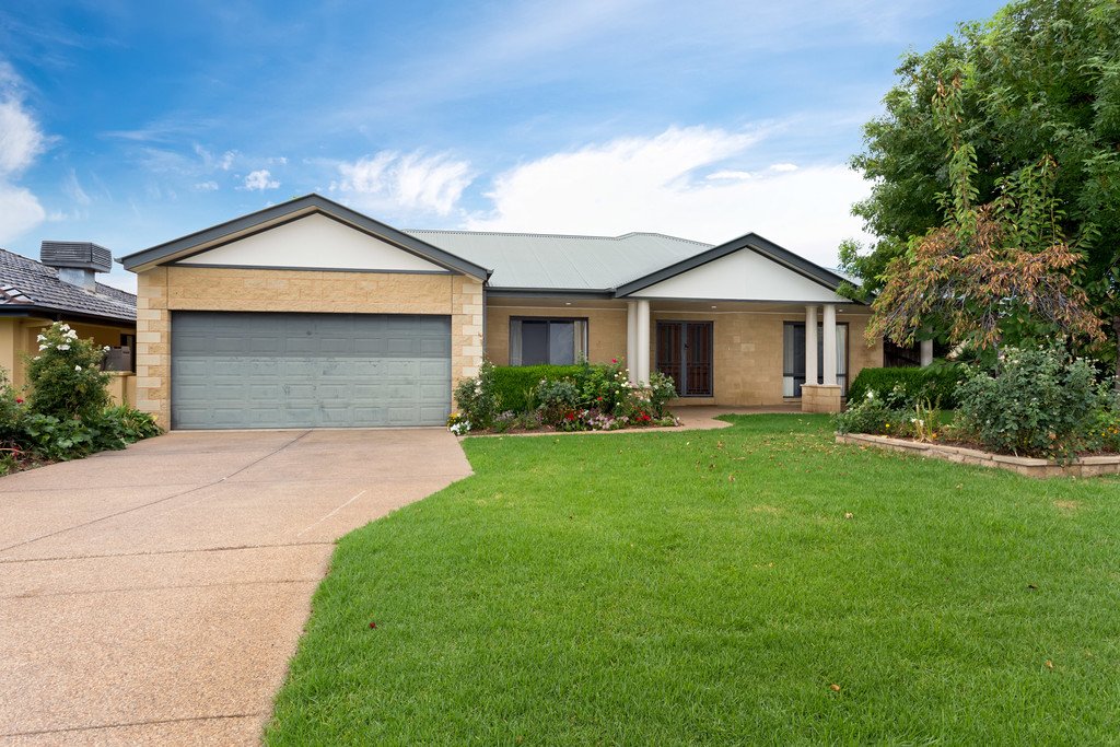 15 Woomera Place, GLENFIELD PARK NSW 2650