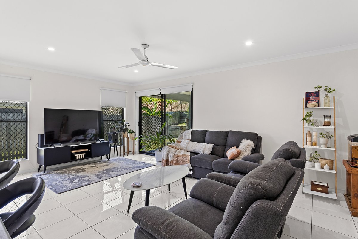 16 Companion Way, CANNONVALE QLD 4802