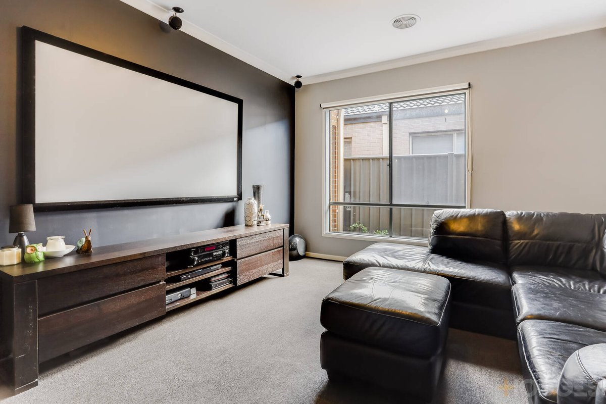 16 Finsbury Crescent Manor Lakes - Residential for sale