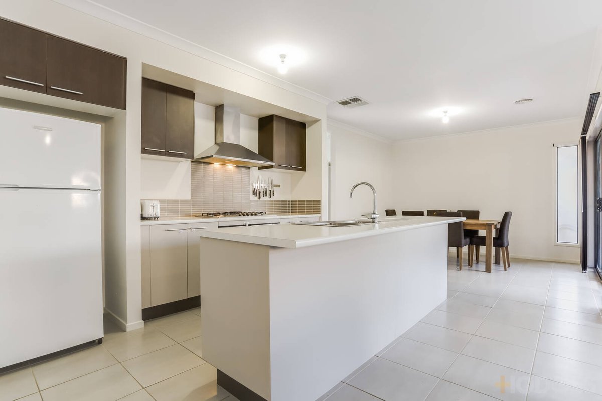 16 Finsbury Crescent Manor Lakes - Residential for sale