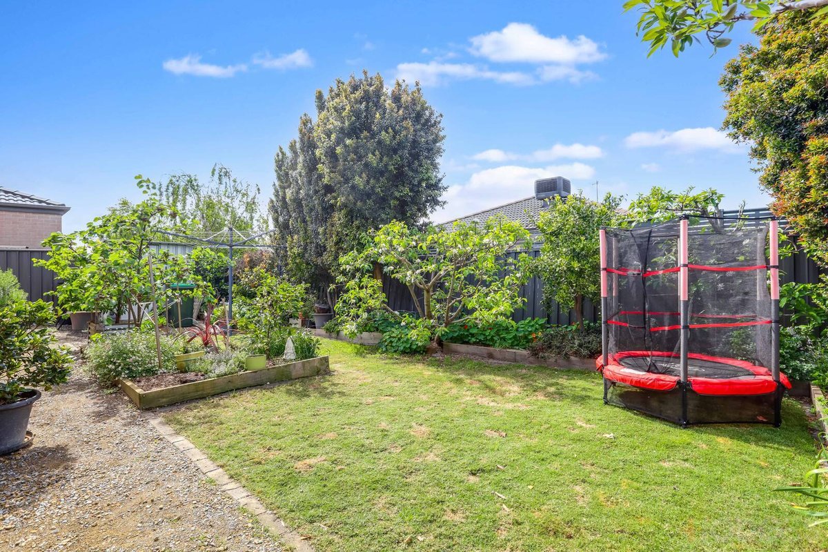 16 Finsbury Crescent Manor Lakes - Residential for sale