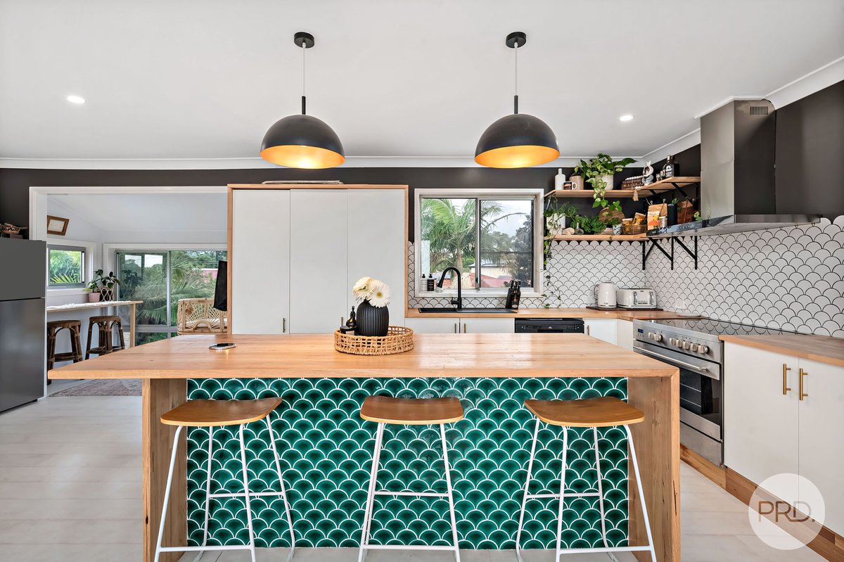 17 Lloyd George Grove, TANILBA BAY NSW 2319