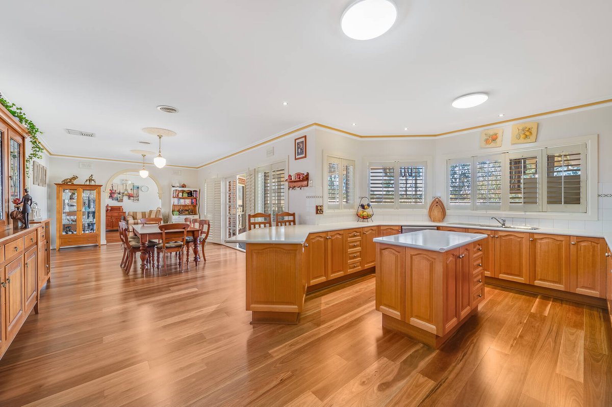 18 Treeside Drive Tarneit - Residential for sale