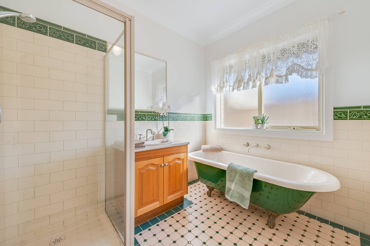 18 Treeside Drive Tarneit - Residential for sale