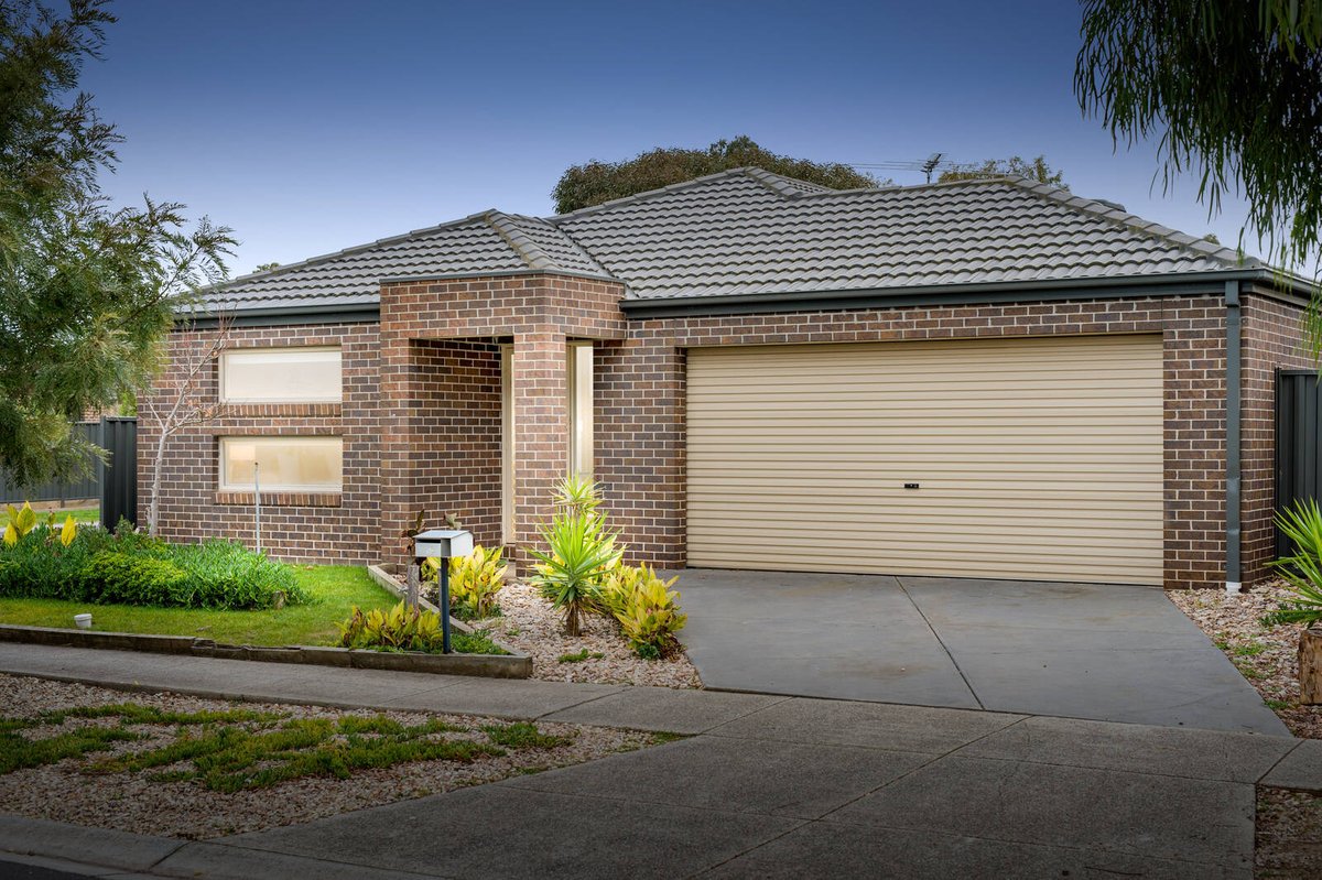 19 Brockwell Crescent Manor Lakes - Residential for sale