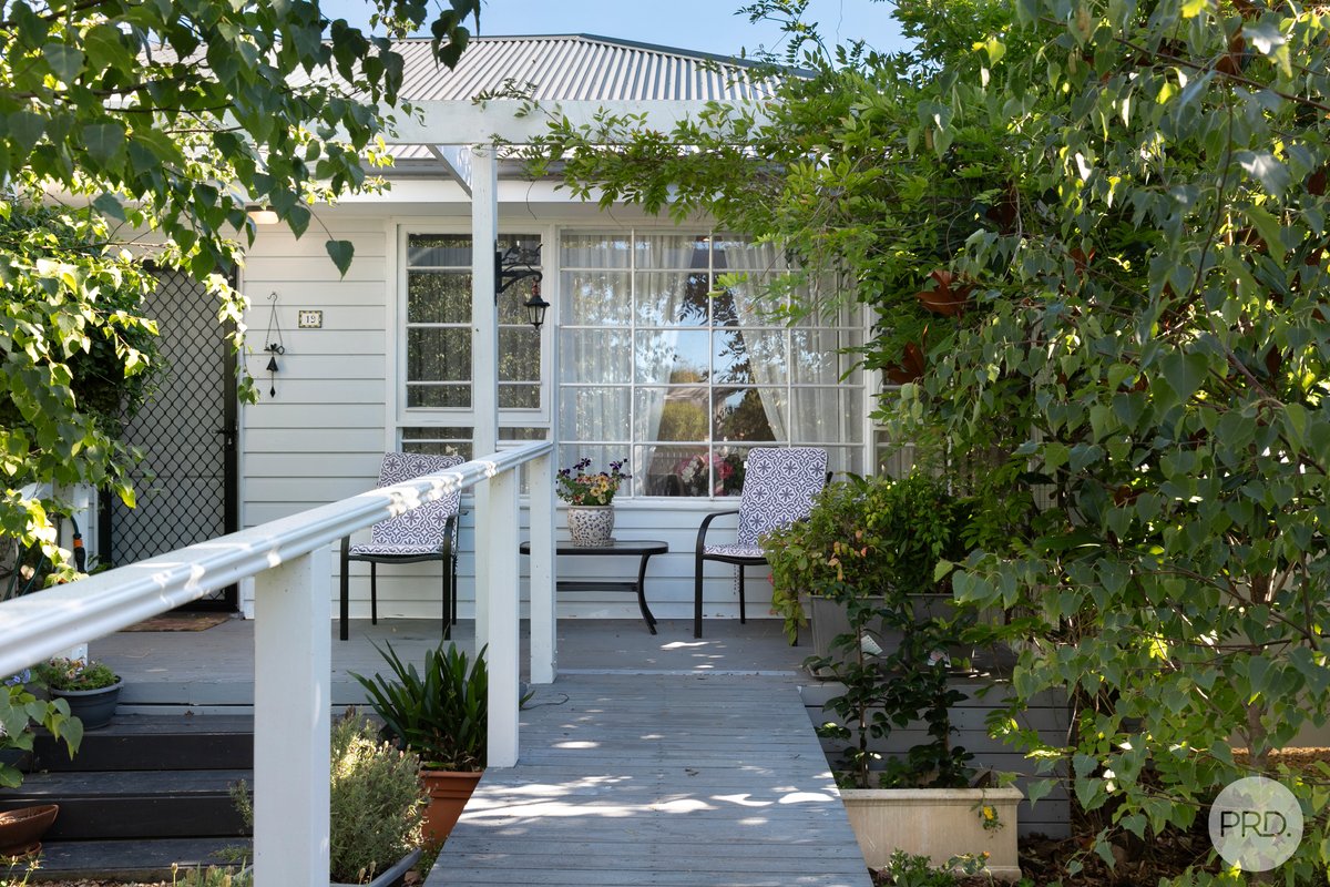 19 Hall Street, CRESWICK VIC 3363