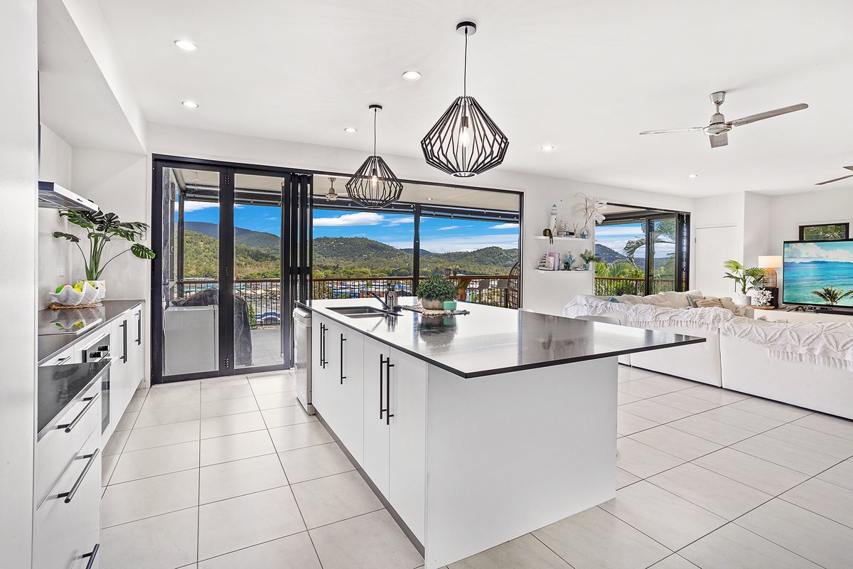 20 Whitehaven Crescent, CANNONVALE QLD 4802
