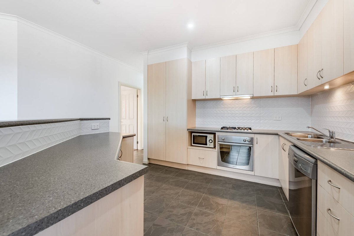 2 / 15 Cootamundra Court Werribee - Residential for sale