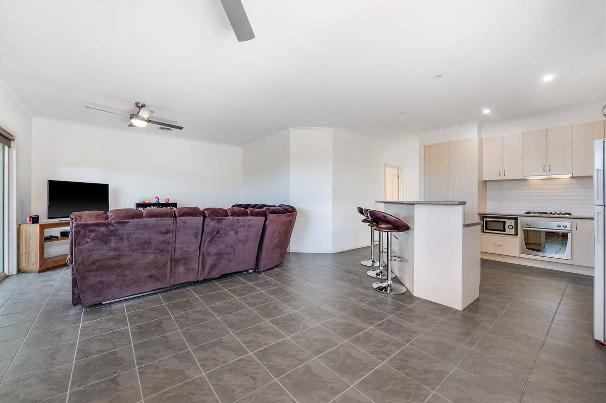 2 / 15 Cootamundra Court Werribee - Residential for sale