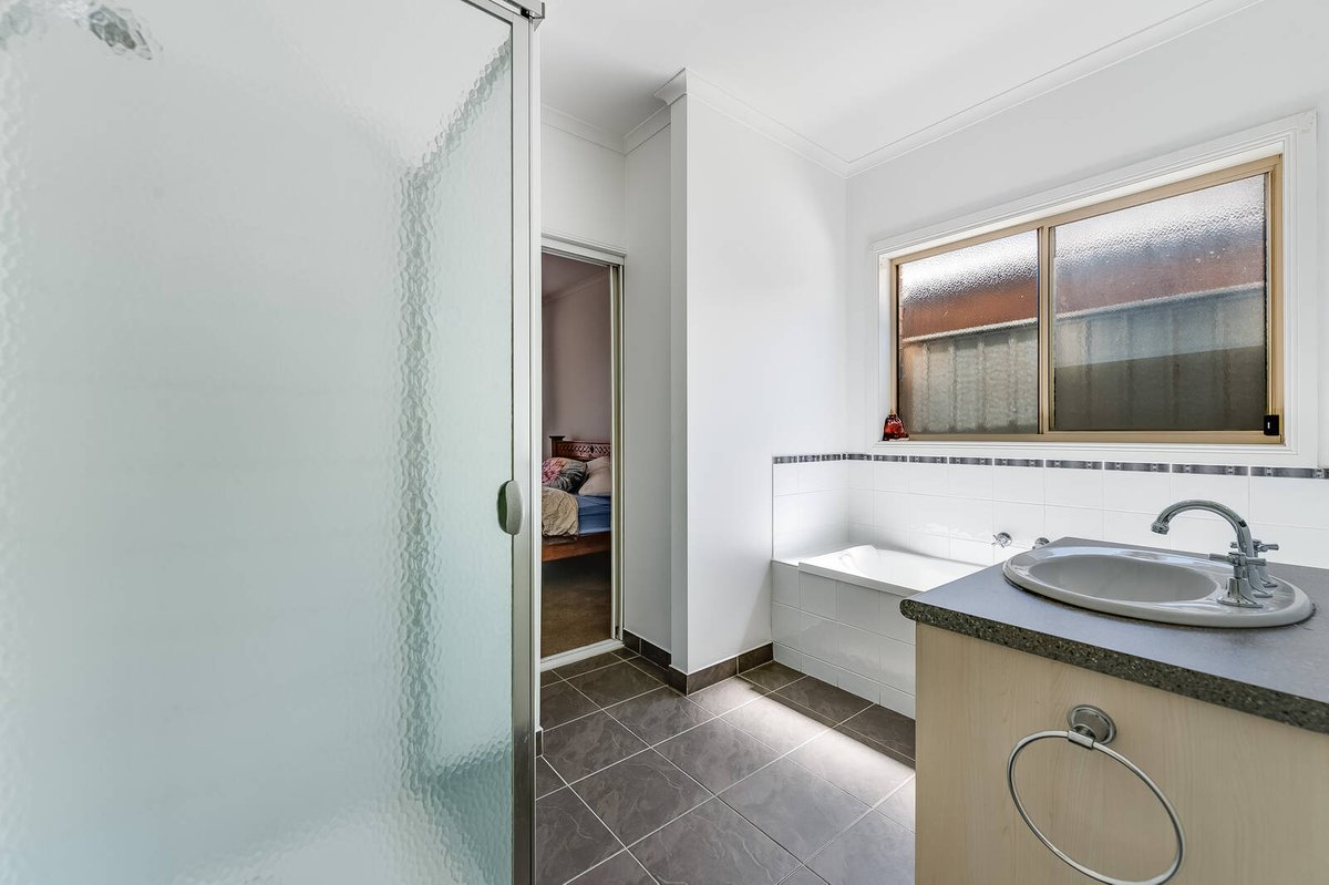 2 / 15 Cootamundra Court Werribee - Residential for sale