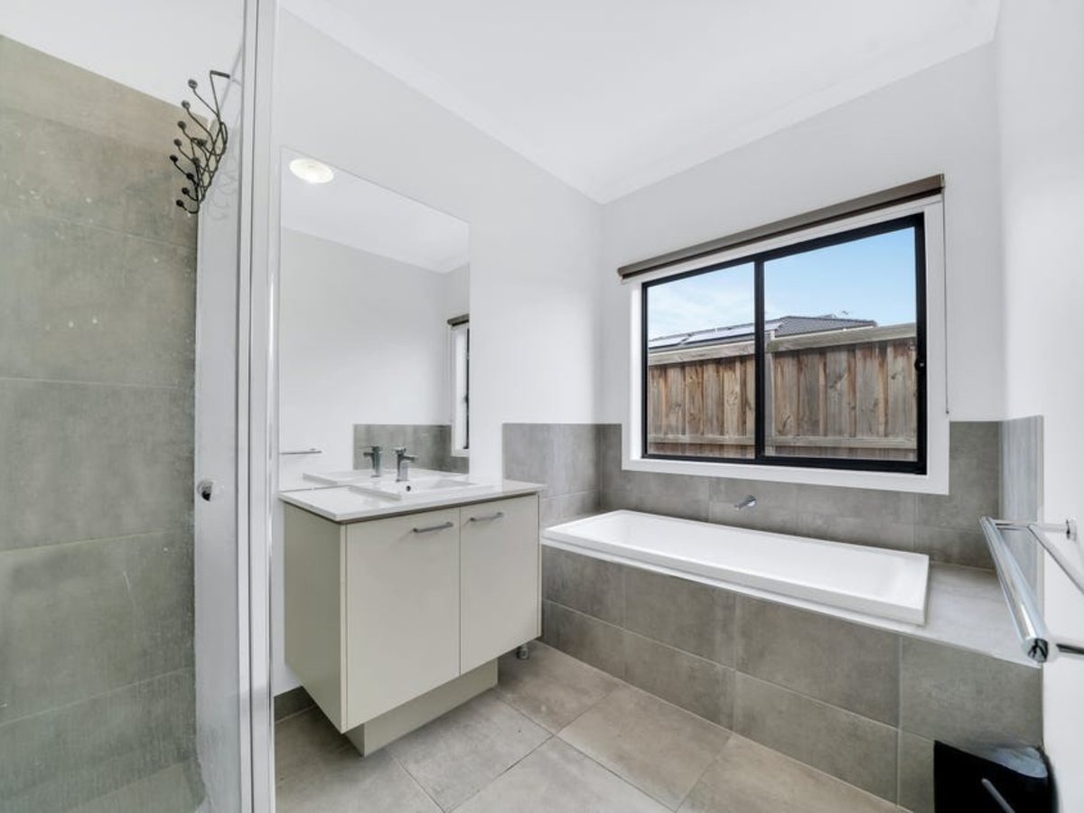 216 Hummingbird Boulevard TARNEIT - Residential for lease