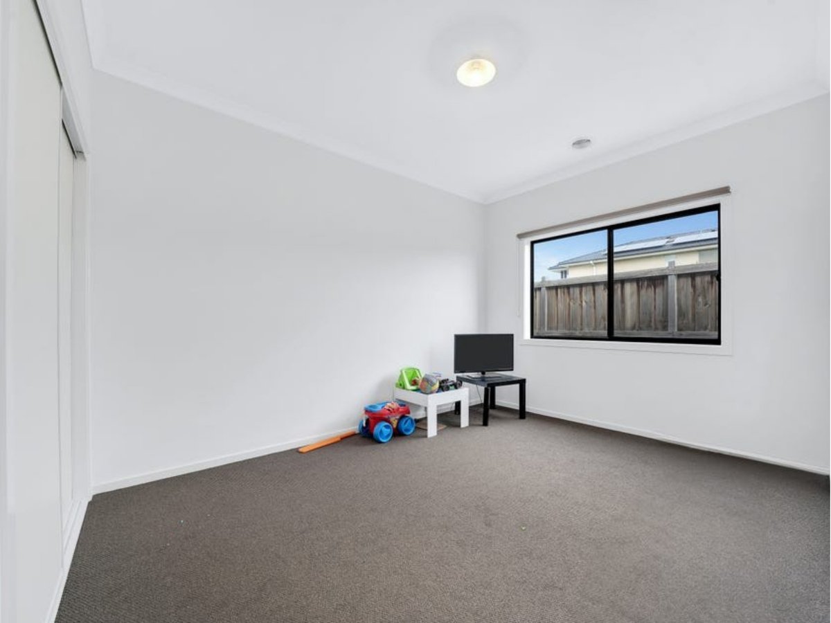 216 Hummingbird Boulevard TARNEIT - Residential for lease