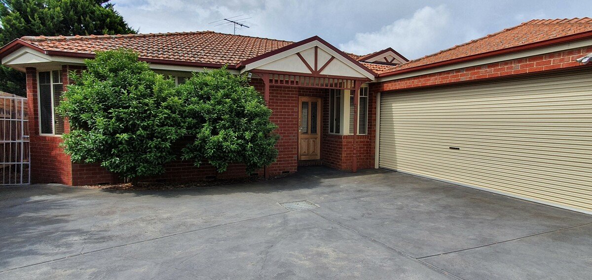 2 / 3 Horsley Street  Bentleigh - 3 bedroom property