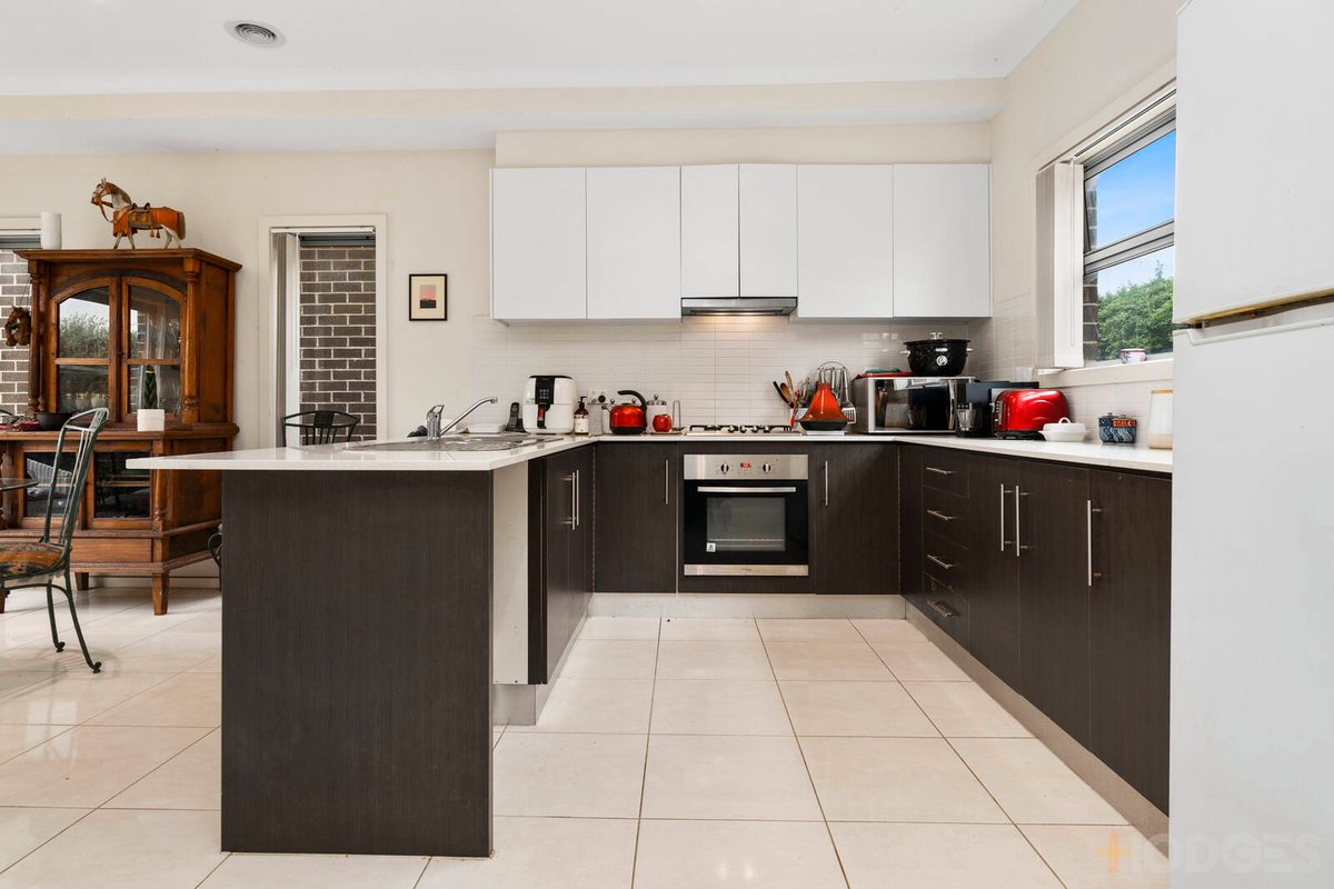 2 / 5 Shirley Court Point Cook - Residential for sale