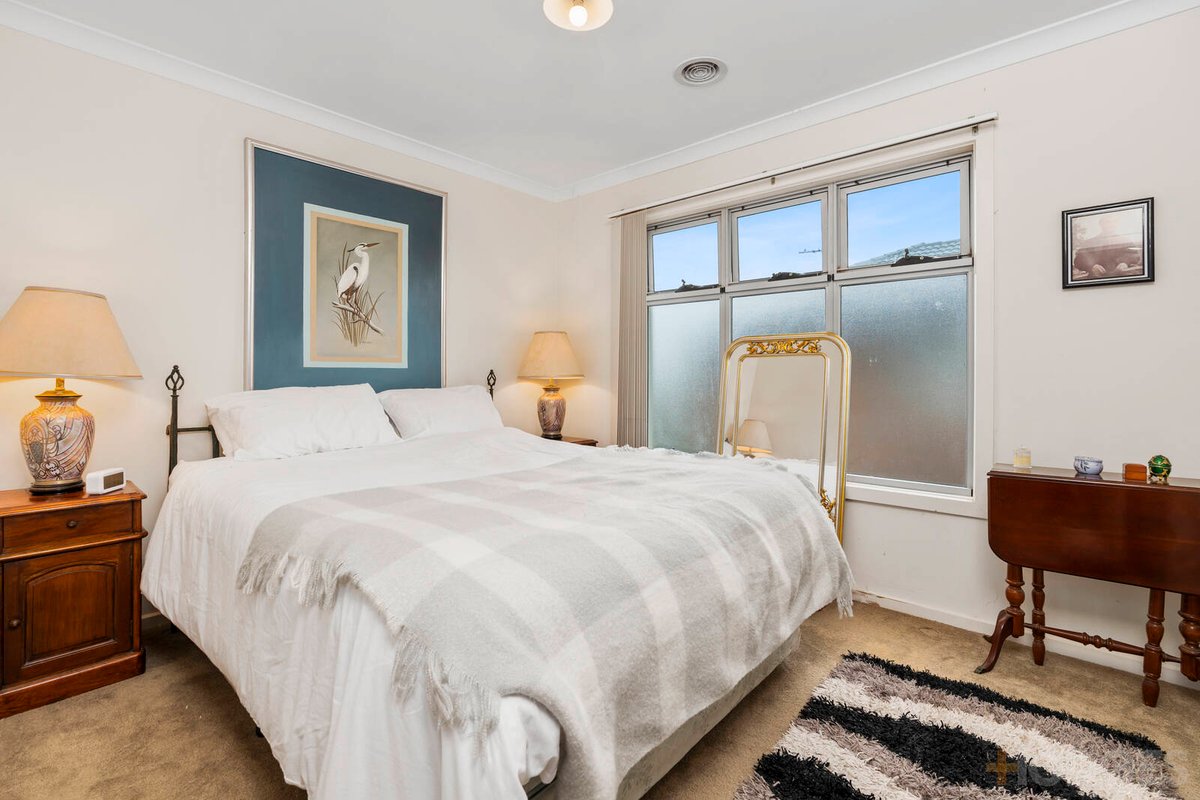 2 / 5 Shirley Court Point Cook - Residential for sale