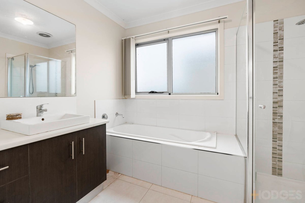 2 / 5 Shirley Court Point Cook - Residential for sale