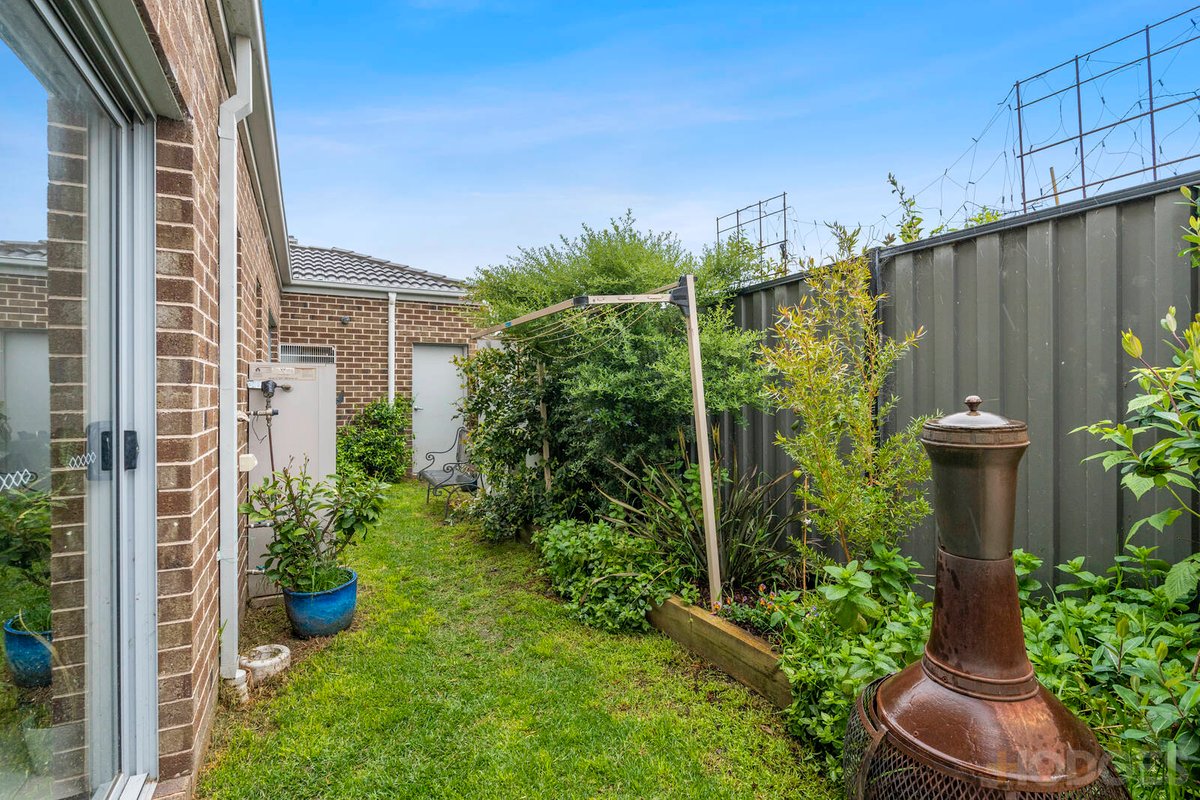 2 / 5 Shirley Court Point Cook - Residential for sale