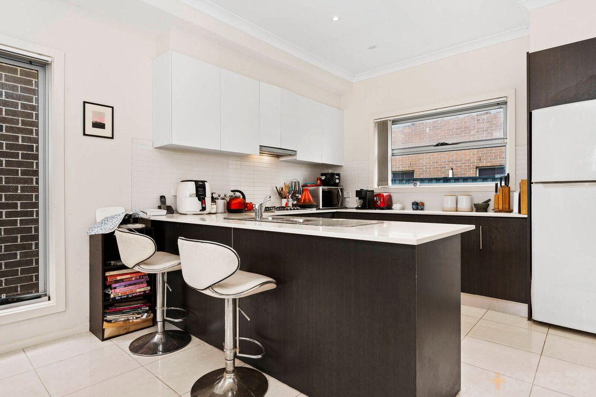 2 / 5 Shirley Court Point Cook - Residential for sale