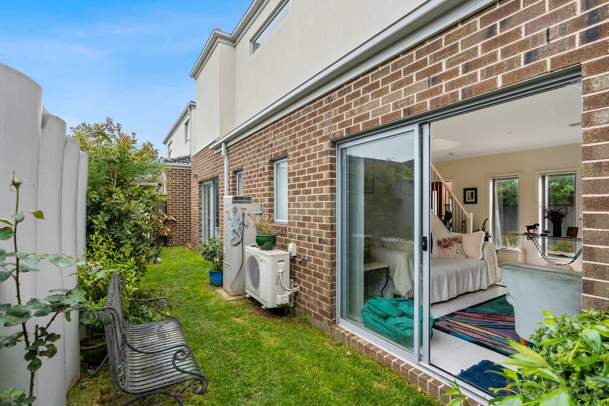 2 / 5 Shirley Court Point Cook - Residential for sale