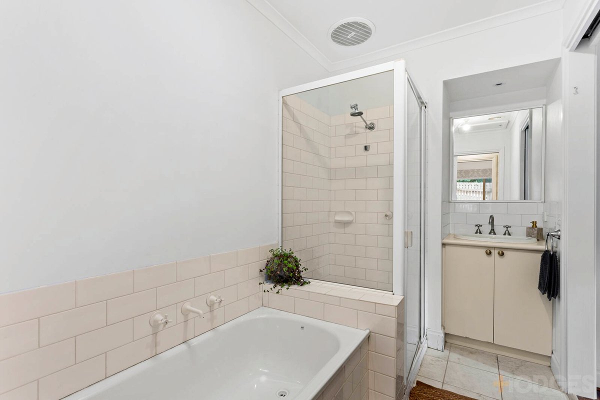 2 / 6 Flowerdale Road Hampton East - Residential for sale