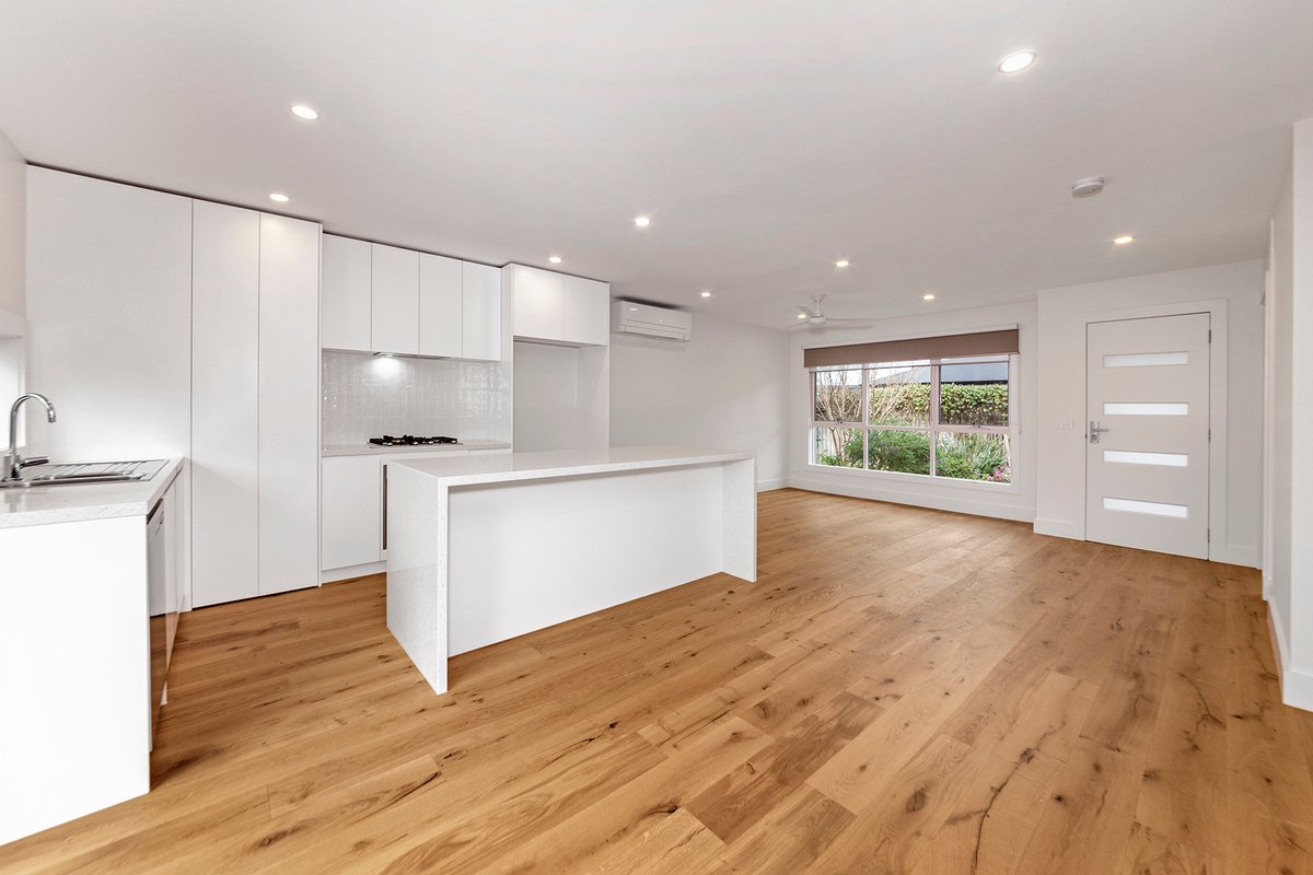 2 / 6 Heather Grove Black Rock - Residential for lease