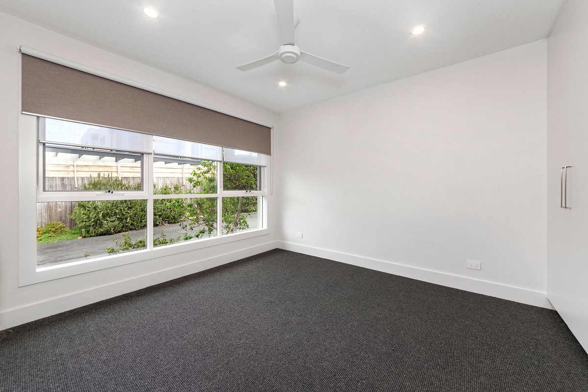 2 / 6 Heather Grove Black Rock - Residential for lease