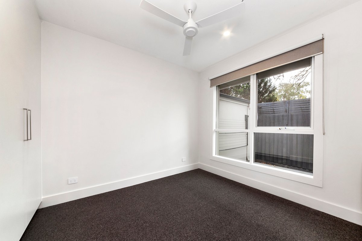 2 / 6 Heather Grove Black Rock - Residential for lease
