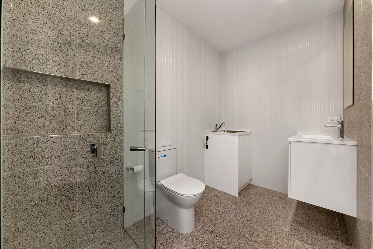 2 / 6 Heather Grove Black Rock - Residential for lease