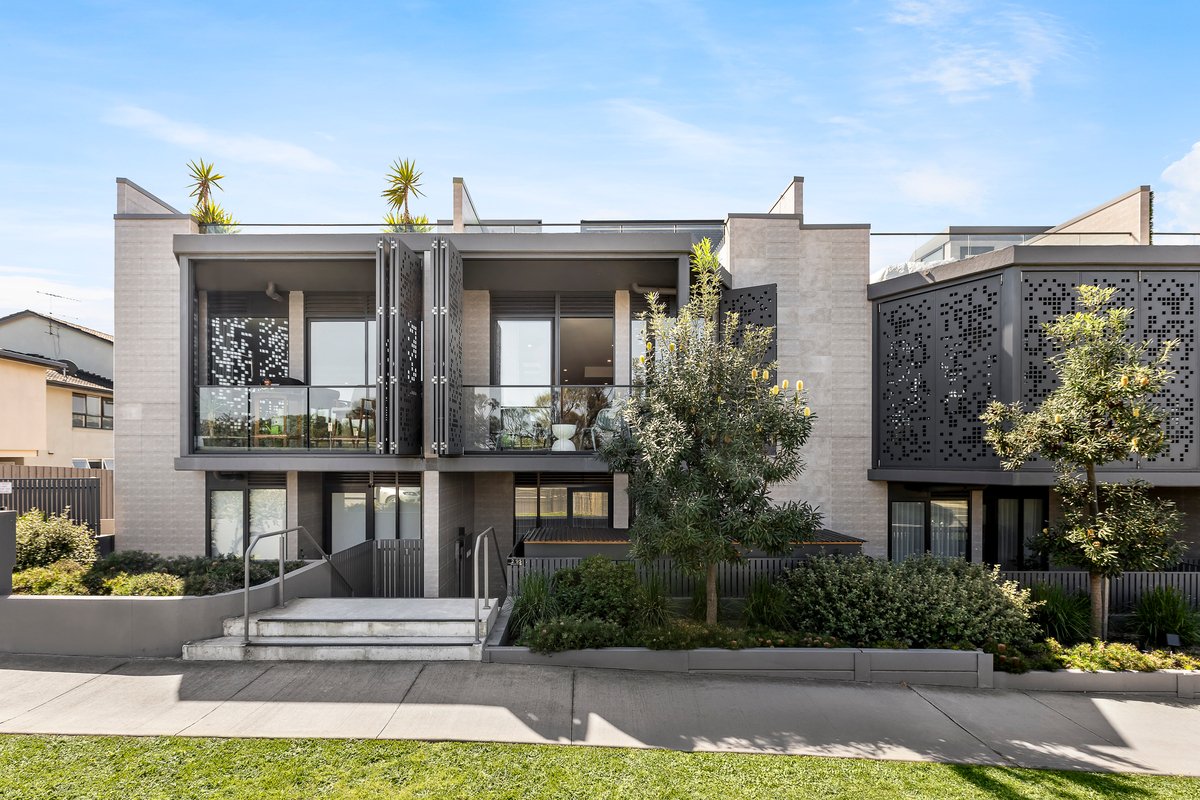 2 / 95 Beach Road Mentone - 3 bedroom property