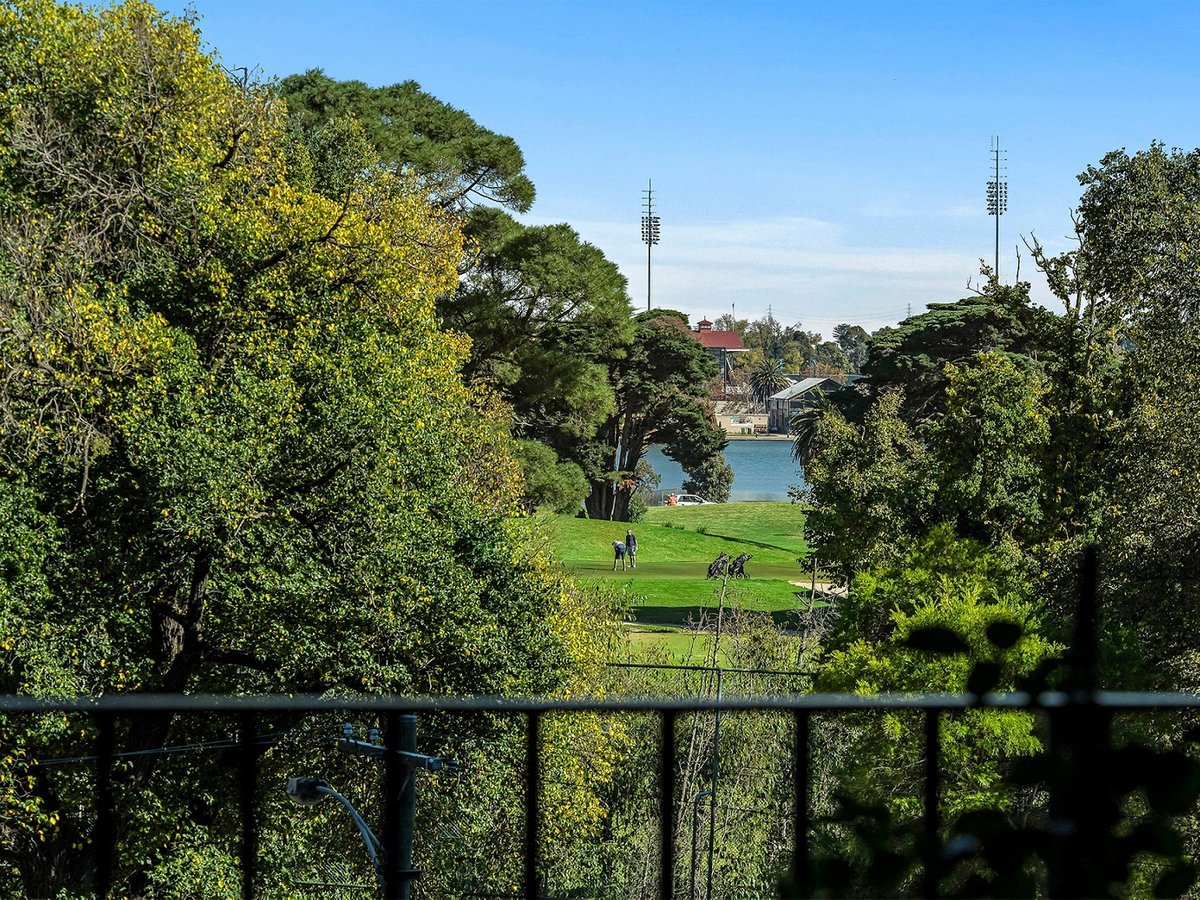 304 / 23 Queens Road MELBOURNE - Residential for sale