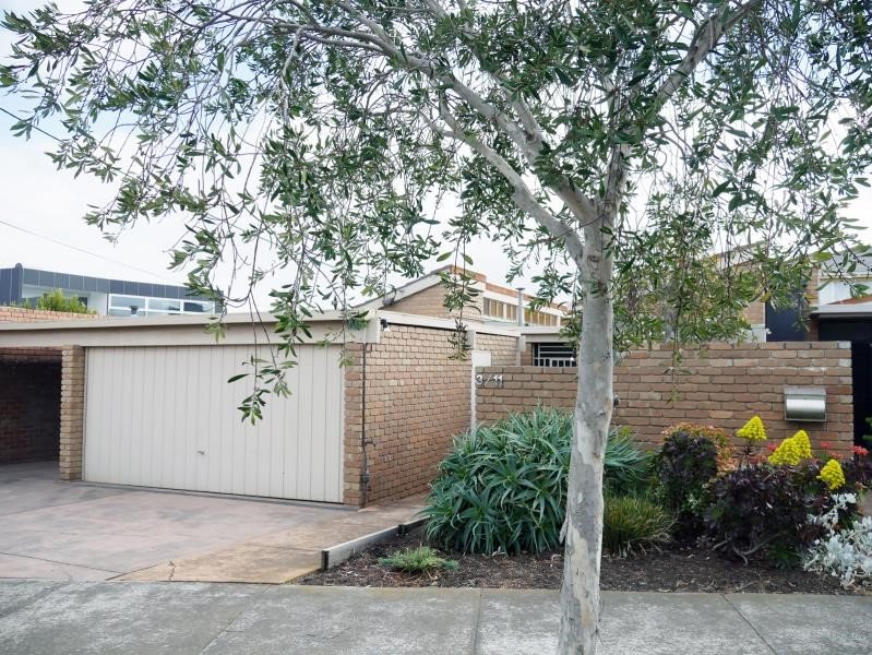 3 / 11 Bent Parade BLACK ROCK - Residential for lease