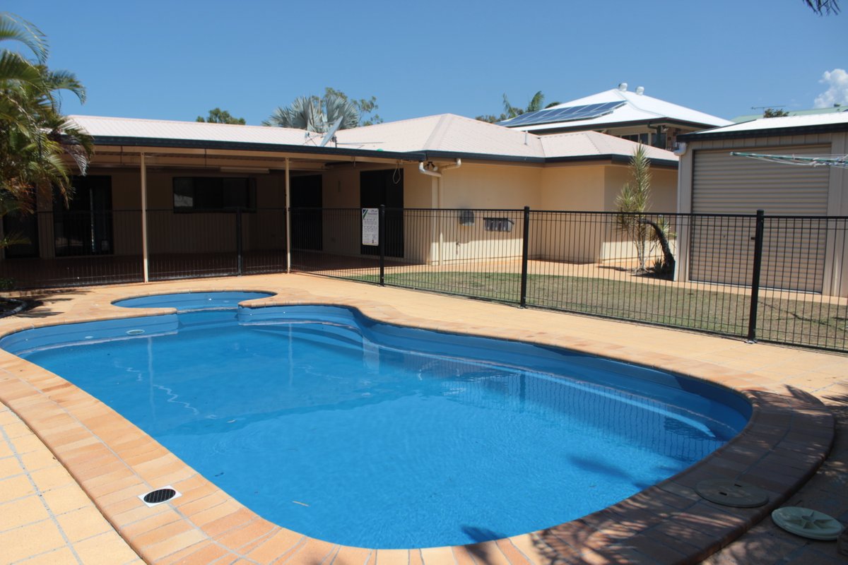 33 WYNDHAM Avenue, BOYNE ISLAND QLD 4680