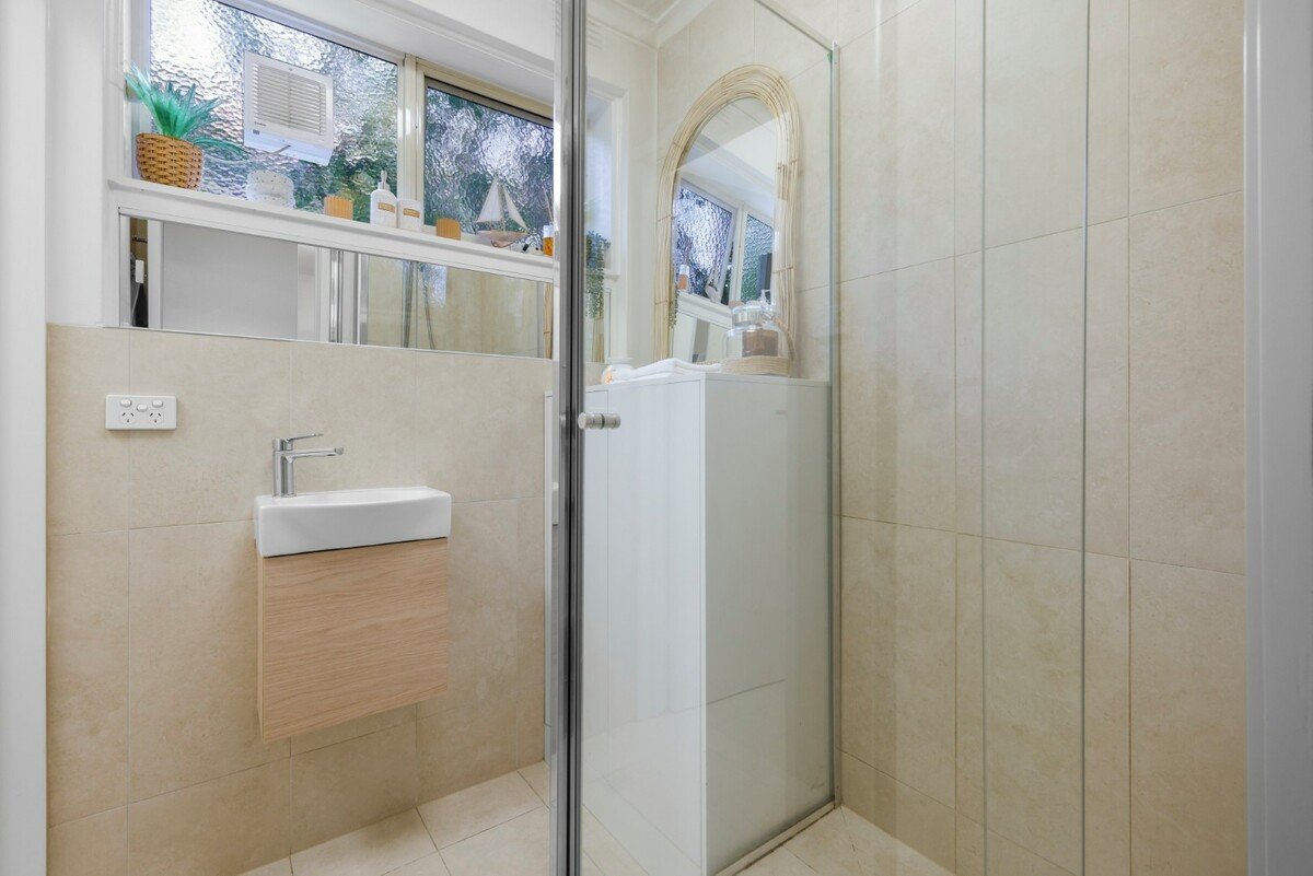 3 / 8 Commercial Road Mentone - Residential for lease