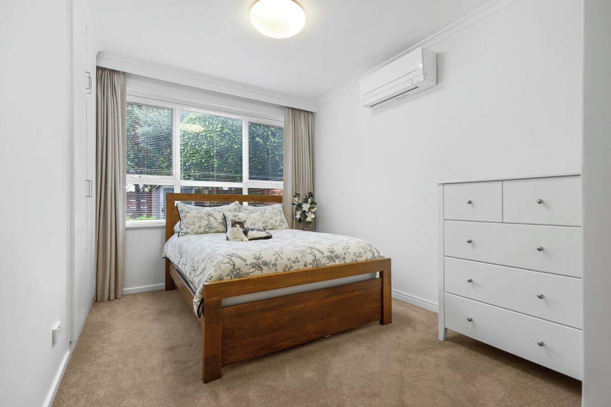 3 / 8 Commercial Road Mentone - Residential for lease