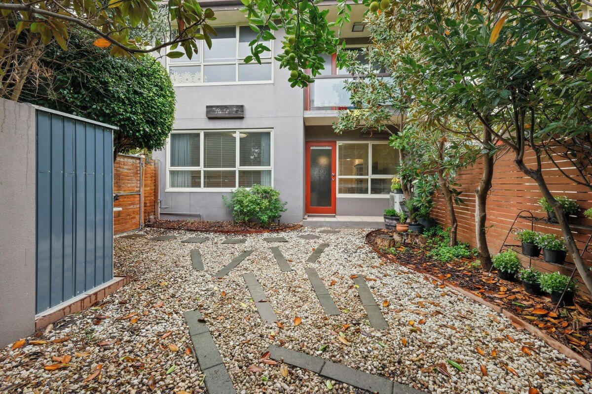 3 / 8 Commercial Road Mentone - Residential for lease