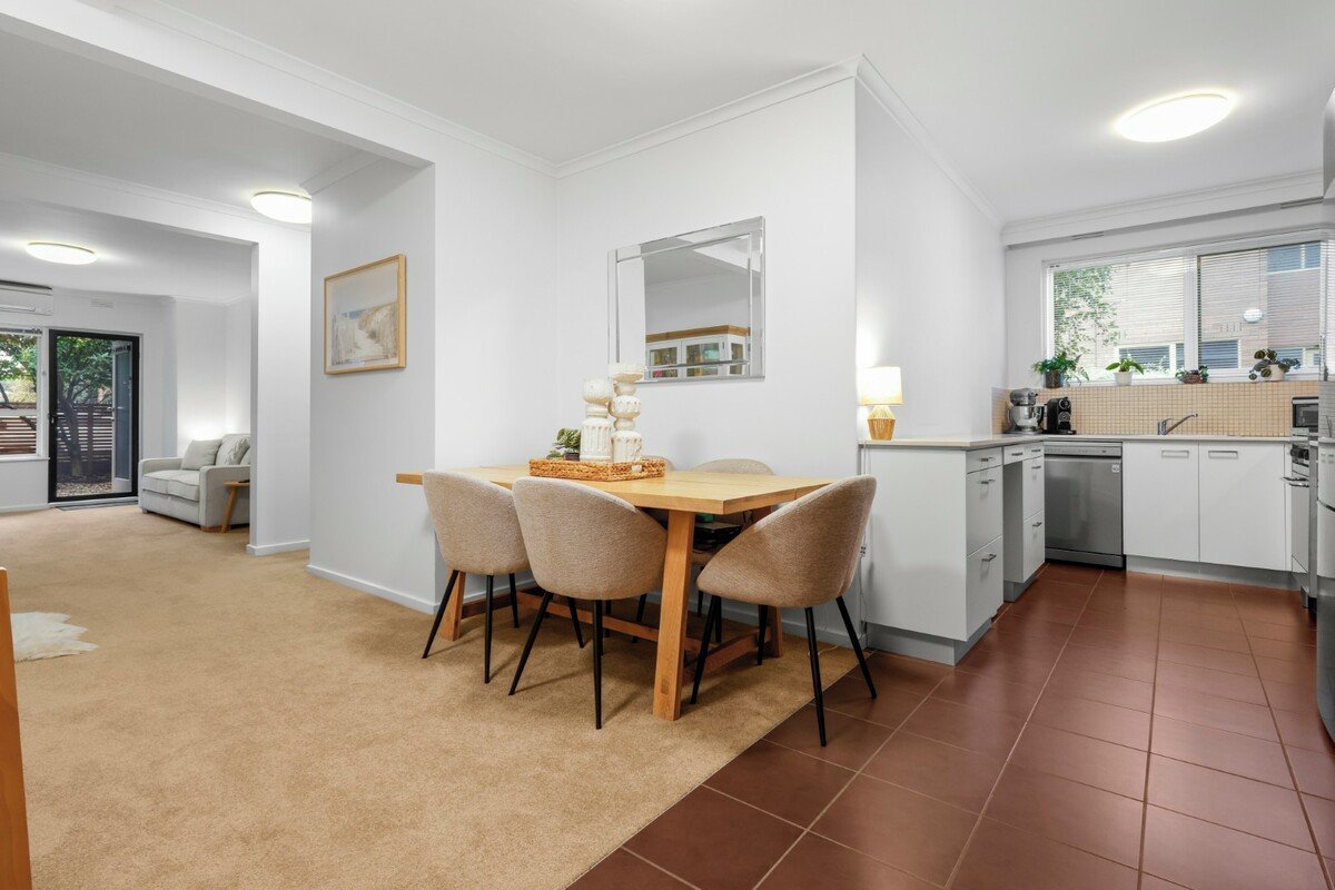 3 / 8 Commercial Road Mentone - Residential for lease