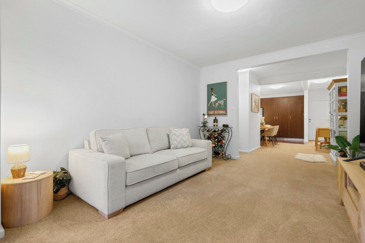 3 / 8 Commercial Road Mentone - Residential for lease