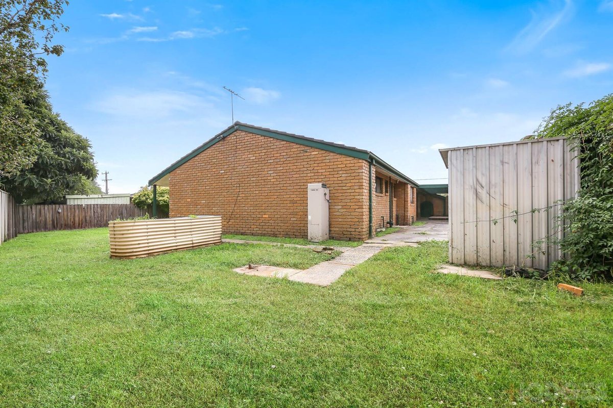 4 Dearing Avenue Cranbourne - Residential for sale